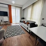 Lux Next To Outlet In High Floor 26 *
