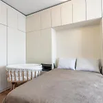 Lux Next To Outlet In High Floor 26 *