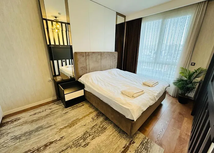 Lux Next To Outlet In High Floor 26