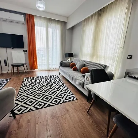 Lux Next To Outlet In High Floor 26 *