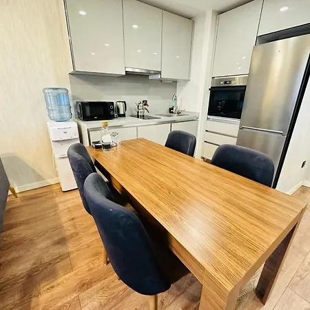 Lux Next To Outlet In High Floor 26 *