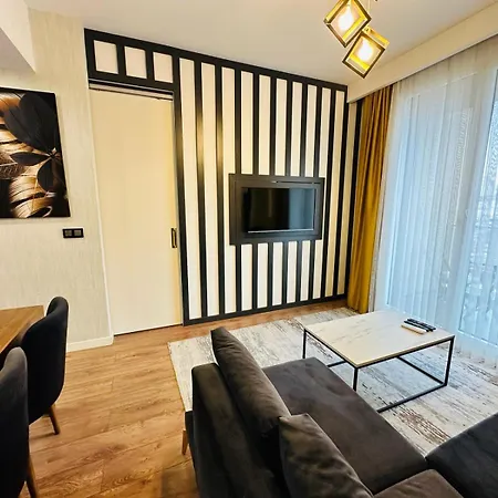 Lux Next To Outlet In High Floor 26 *