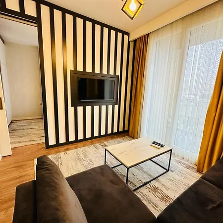 Lux Next To Outlet In High Floor 26 *