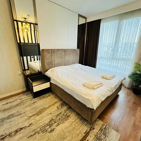 Lux Next To Outlet In High Floor 26