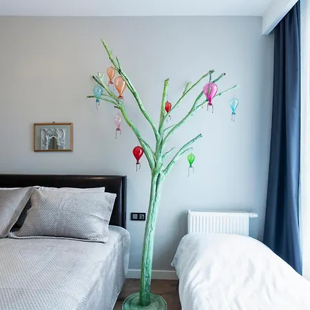 Lux Next To Outlet In High Floor 26 *