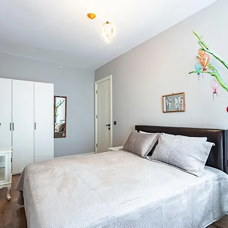 Lux Next To Outlet In High Floor 26