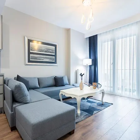 Lux Next To Outlet In High Floor 26 *