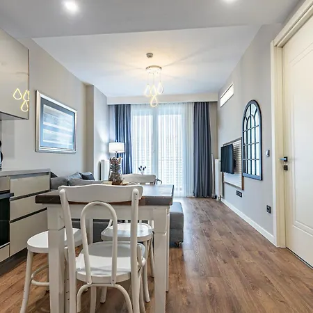 Lux Next To Outlet In High Floor 26