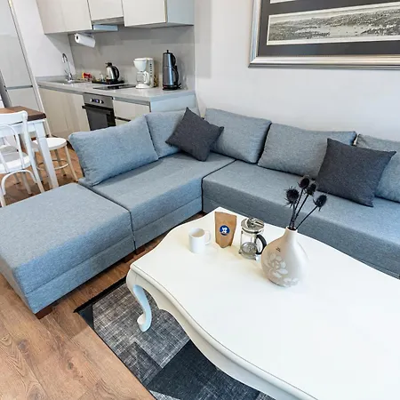 Lux Next To Outlet In High Floor 26