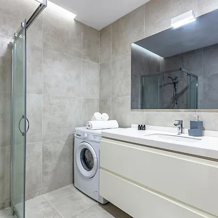 Lux Next To Outlet In High Floor 26 *