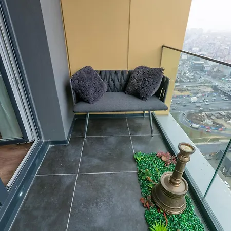 Lux Next To Outlet In High Floor 26