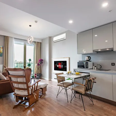 Lux Next To Outlet In High Floor 26 *