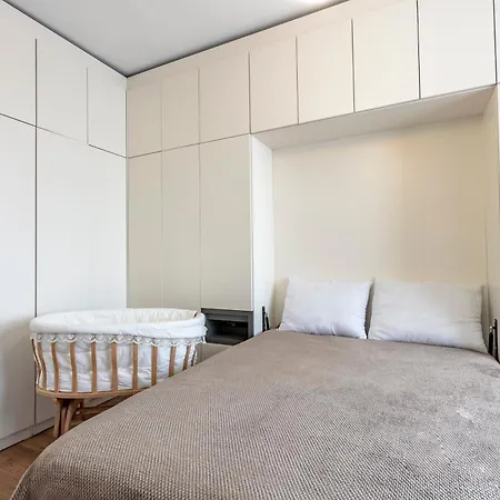 Lux Next To Outlet In High Floor 26 *