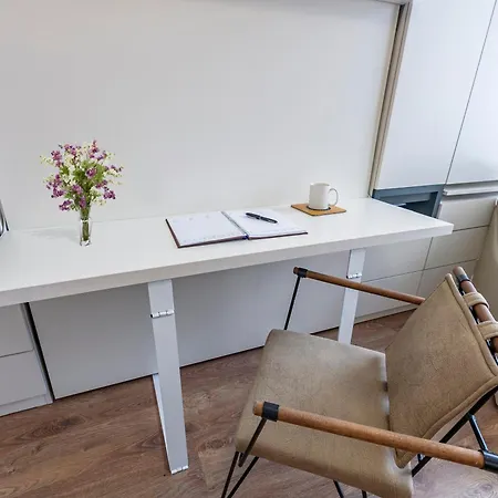 Lux Next To Outlet In High Floor 26