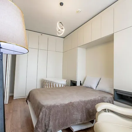 Lux Next To Outlet In High Floor 26