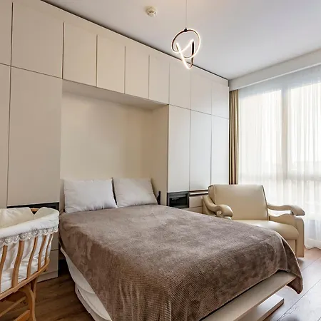 Lux Next To Outlet In High Floor 26 *