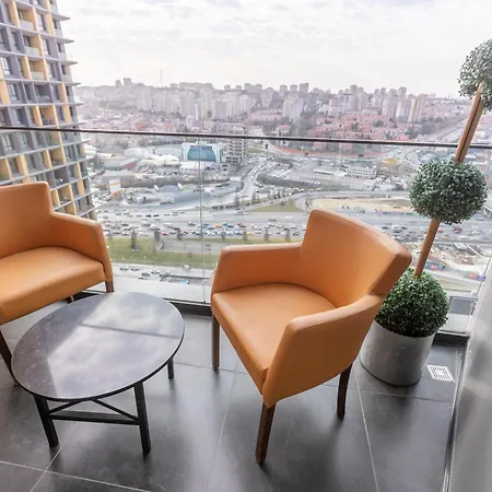 Lux Next To Outlet In High Floor 26