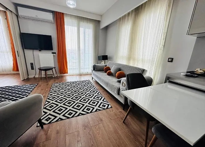 Lux Next To Outlet In High Floor 26 *