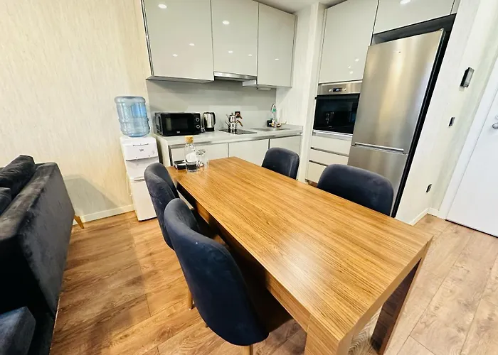 Lux Next To Outlet In High Floor 26 *