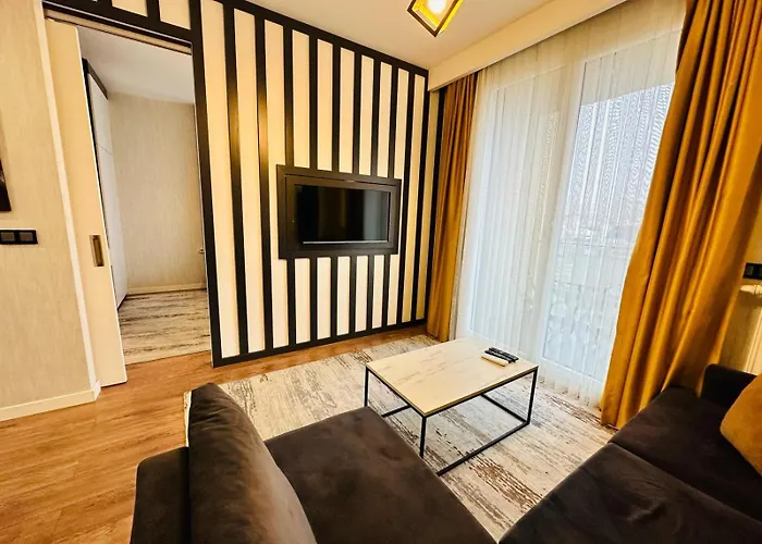 Lux Next To Outlet In High Floor 26 *