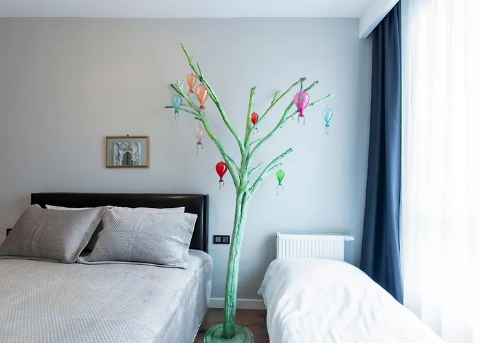 Lux Next To Outlet In High Floor 26 *