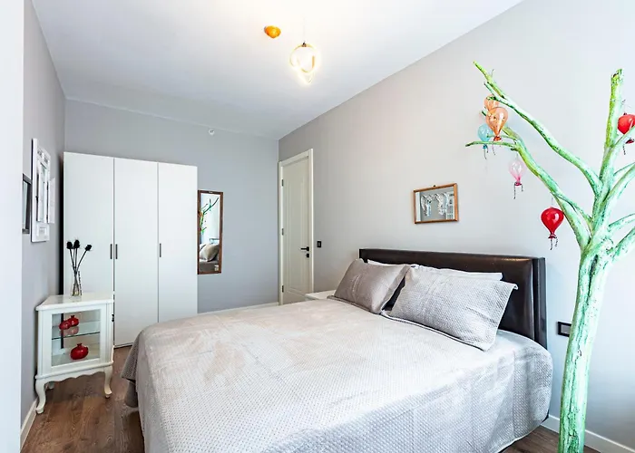 Lux Next To Outlet In High Floor 26