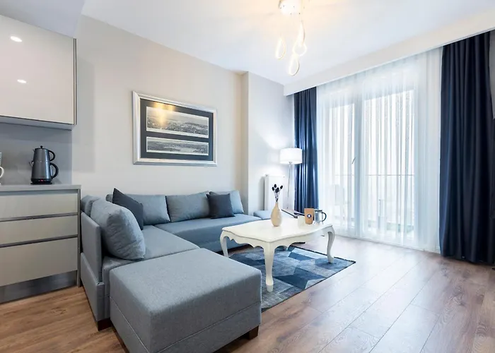 Lux Next To Outlet In High Floor 26 *