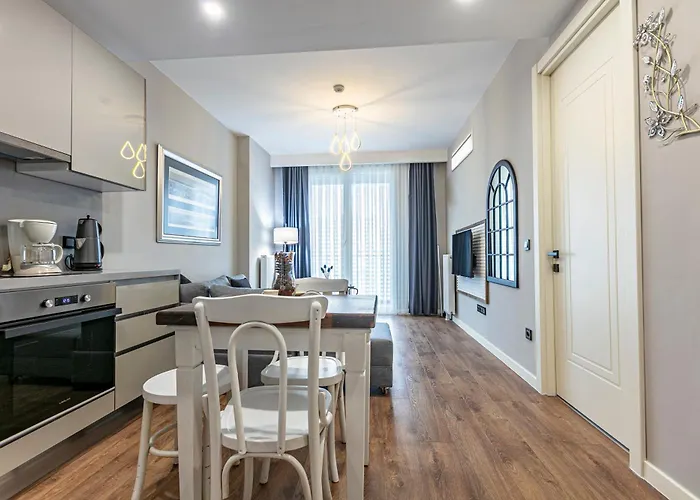 Lux Next To Outlet In High Floor 26