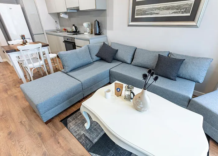 Lux Next To Outlet In High Floor 26