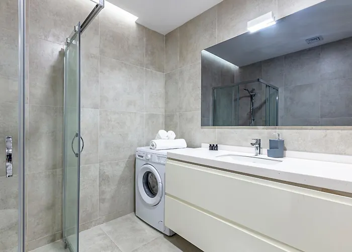 Lux Next To Outlet In High Floor 26 *