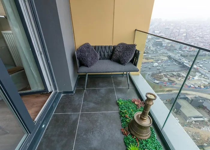 Lux Next To Outlet In High Floor 26