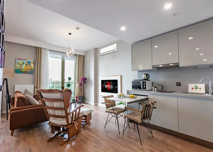 Lux Next To Outlet In High Floor 26 *