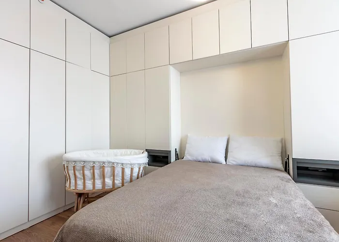 Lux Next To Outlet In High Floor 26 *