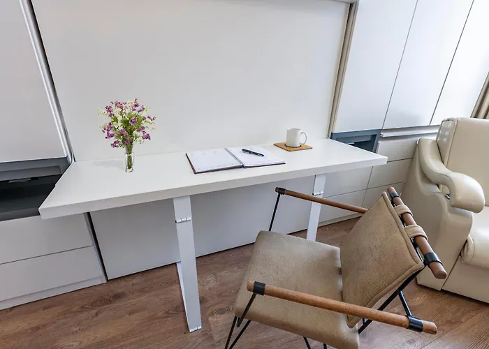 Lux Next To Outlet In High Floor 26