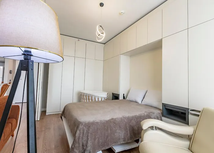 Lux Next To Outlet In High Floor 26