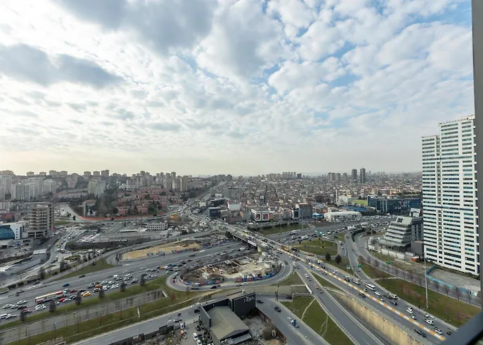 Lux Next To Outlet In High Floor 26 *