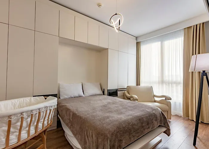 Lux Next To Outlet In High Floor 26 *