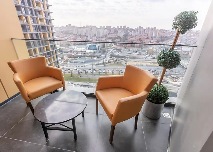 Lux Next To Outlet In High Floor 26