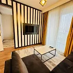 Lux Next To Outlet In High Floor 26 *