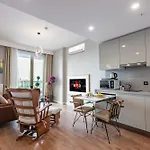 Lux Next To Outlet In High Floor 26 *