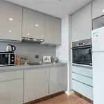 Lux Next To Outlet In High Floor 26 شقة