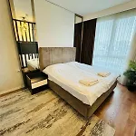 Lux Next To Outlet In High Floor 26