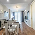 Lux Next To Outlet In High Floor 26