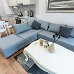 Lux Next To Outlet In High Floor 26