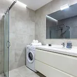 Lux Next To Outlet In High Floor 26 *